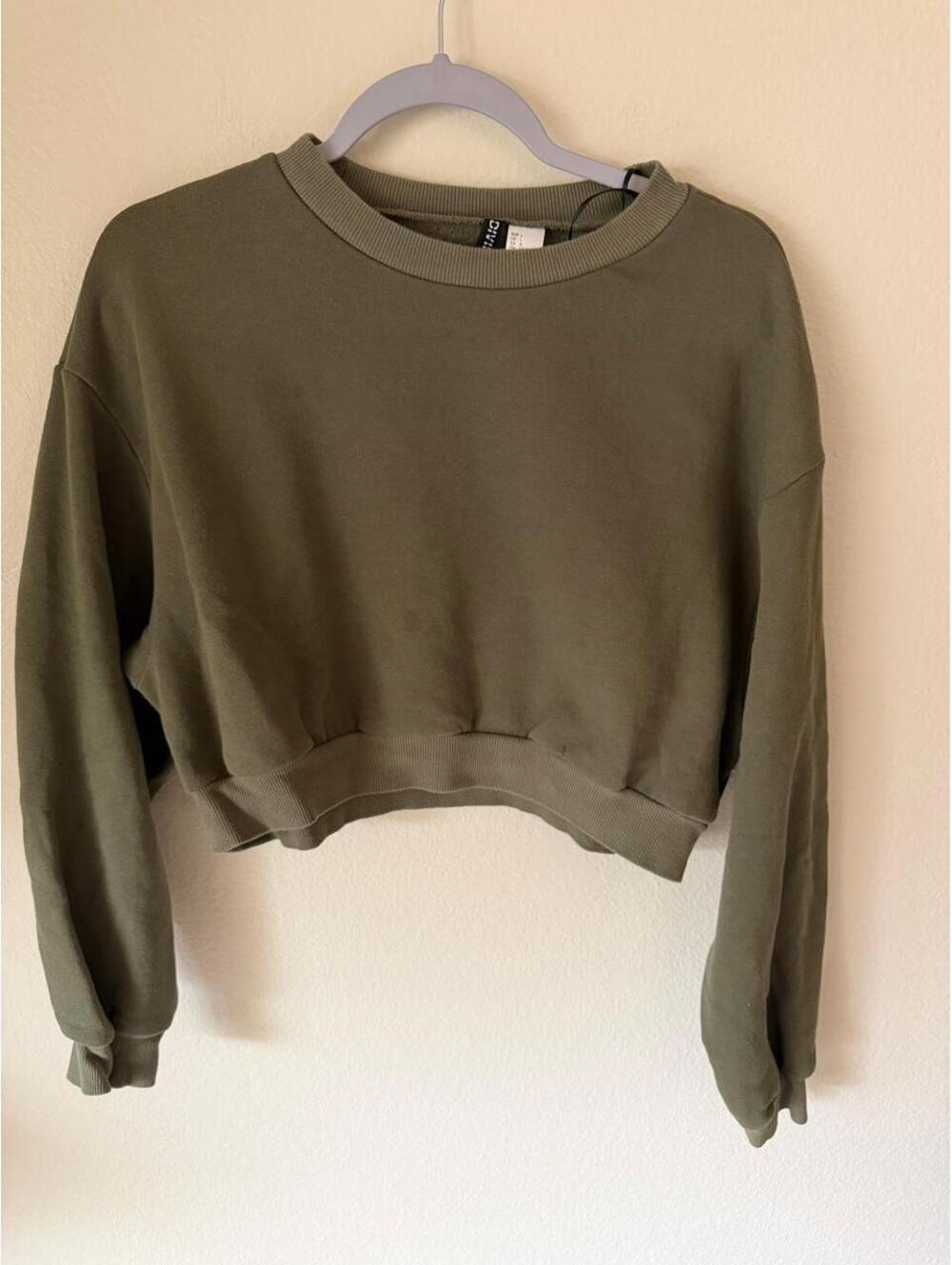 H&M olive green cropped sweatshirt in a L #cropped #cozy